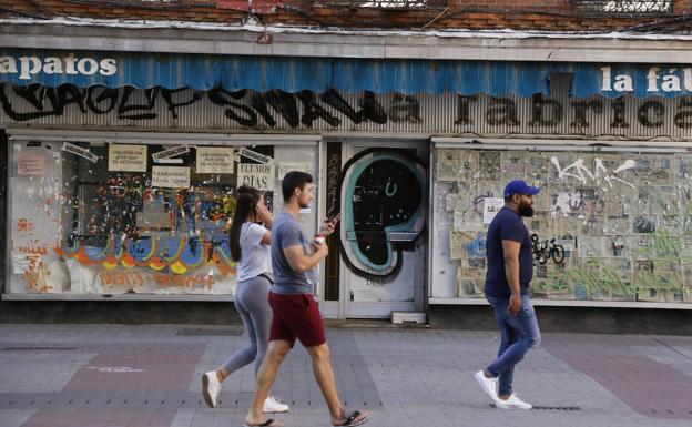 Locales sin actividad en la calle Mantería.
