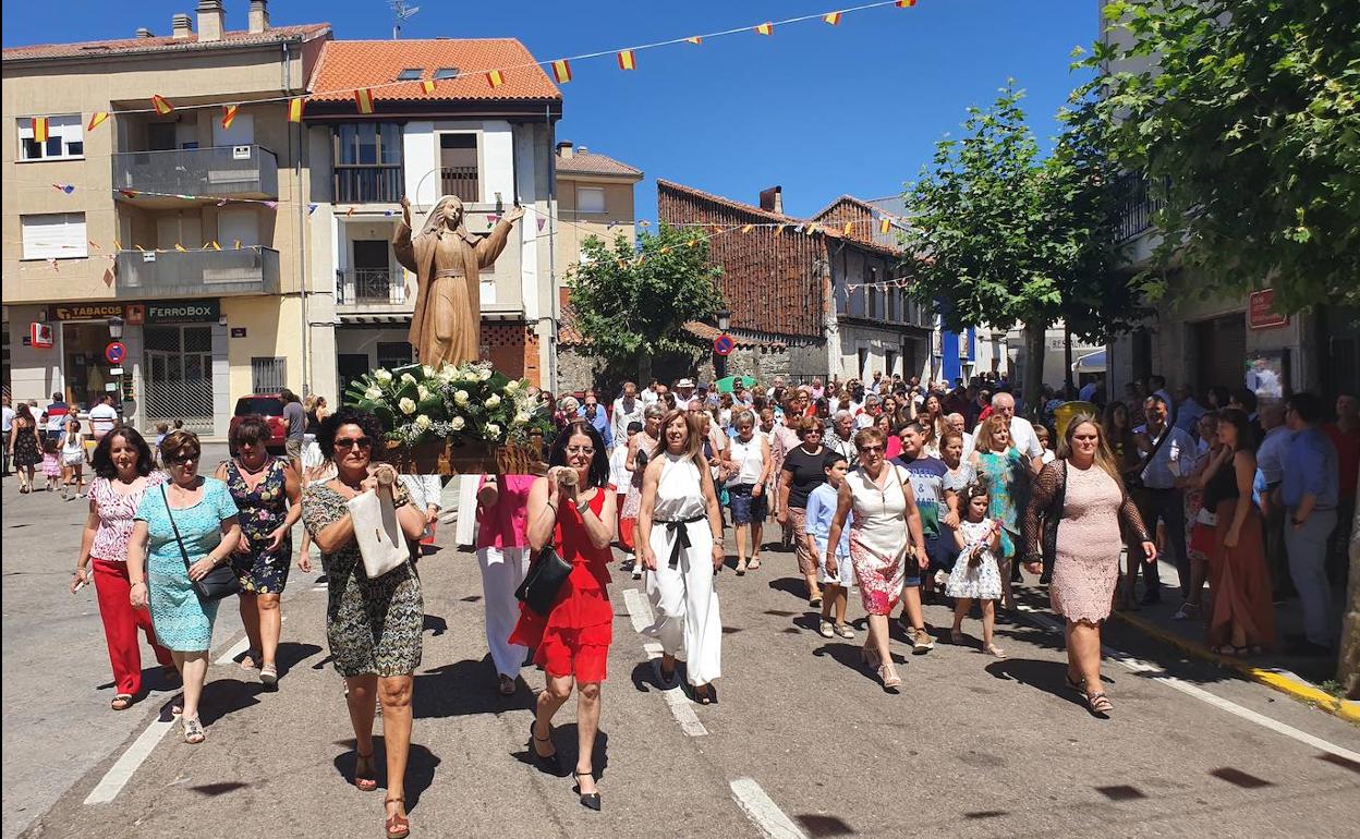 La procesión a su paso por la Plaza de Linares de Riofrío.