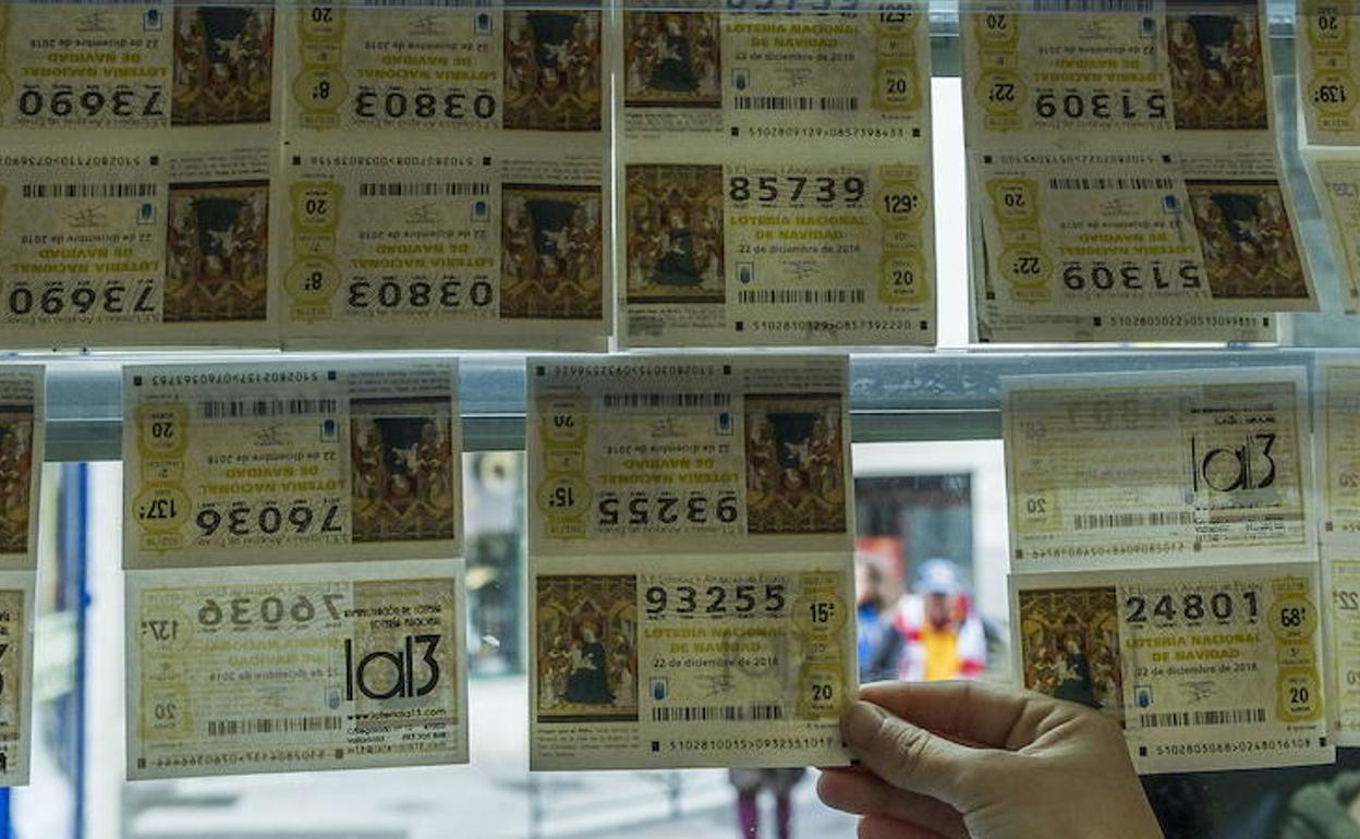 Números de lotería en una administración de Valladolid. 