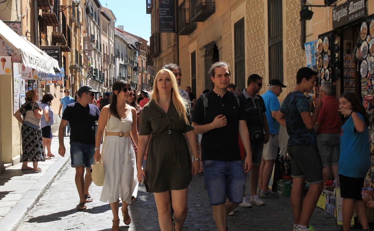 Turistas por la calle Marqués del Arco en el inicio del puente de la Virgen de Agosto. 