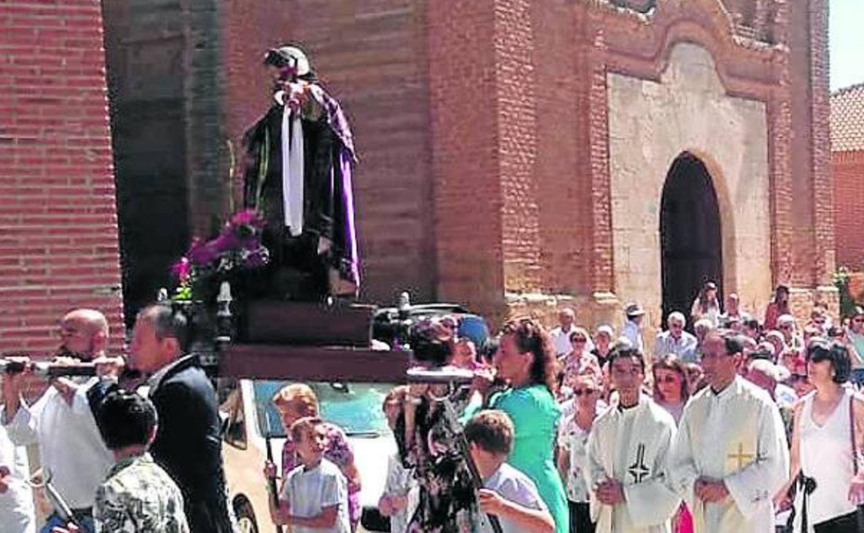 Vecinos de Becilla acompañan a la imagen de San Roque. 