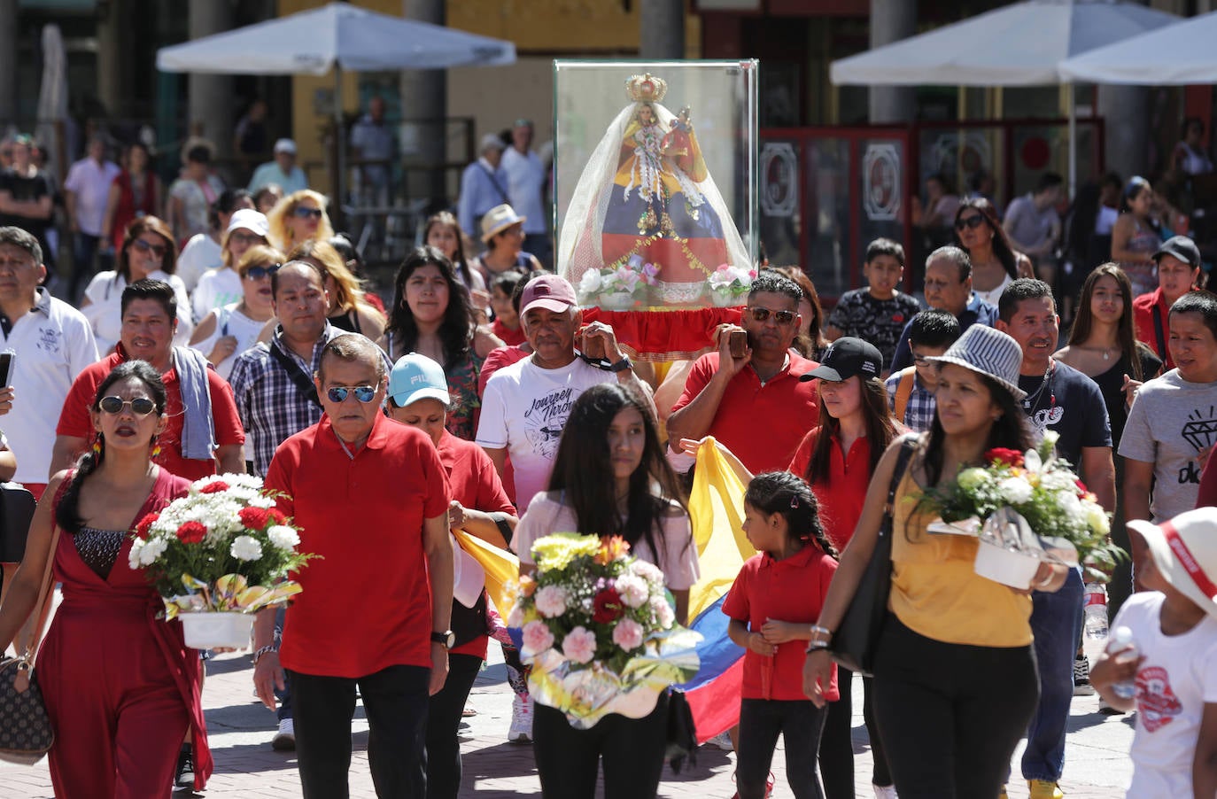 Fotos: Procesión en honor a la Virgen del Cisne en Valladolid