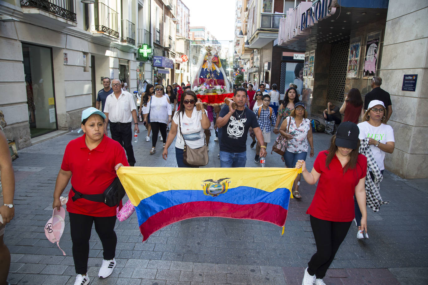 Fotos: Procesión en honor a la Virgen del Cisne en Valladolid