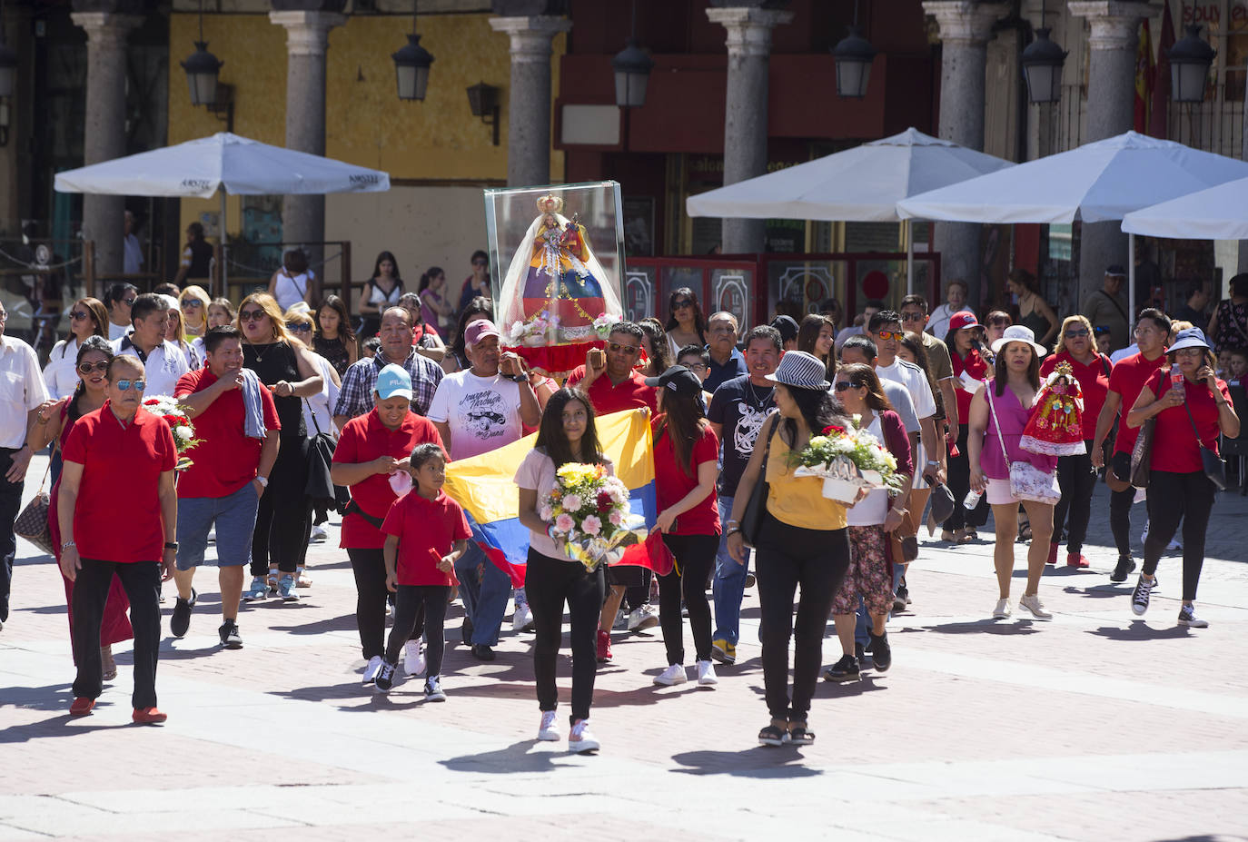 Fotos: Procesión en honor a la Virgen del Cisne en Valladolid