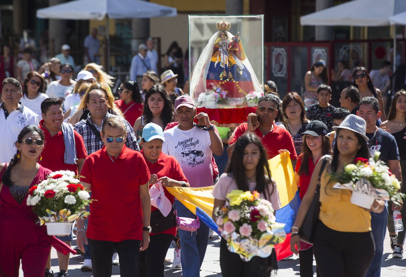 Fotos: Procesión en honor a la Virgen del Cisne en Valladolid