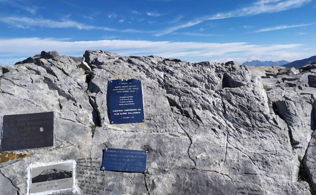 Placas en recuerdo de alpinistas fallecidos en el Espigüete.