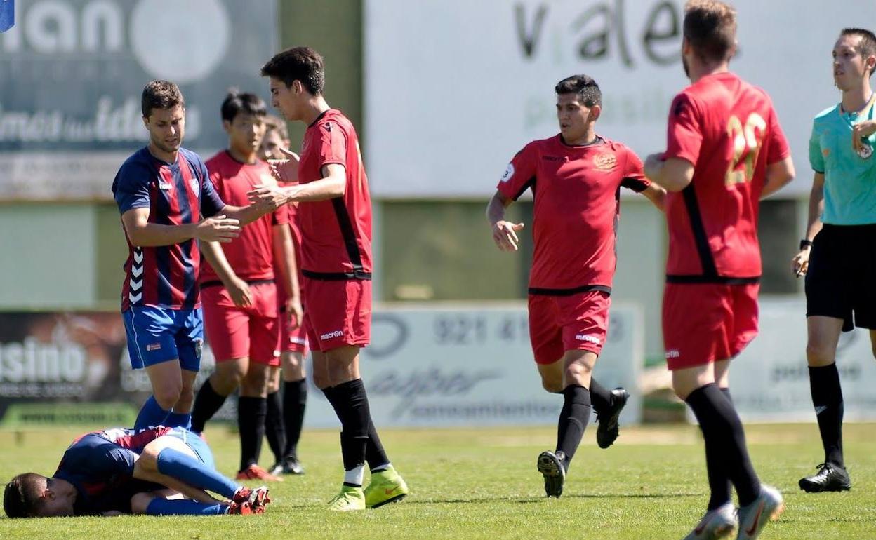 Elías se duele en el césped de La Albuera tras la entrada de un rival. 