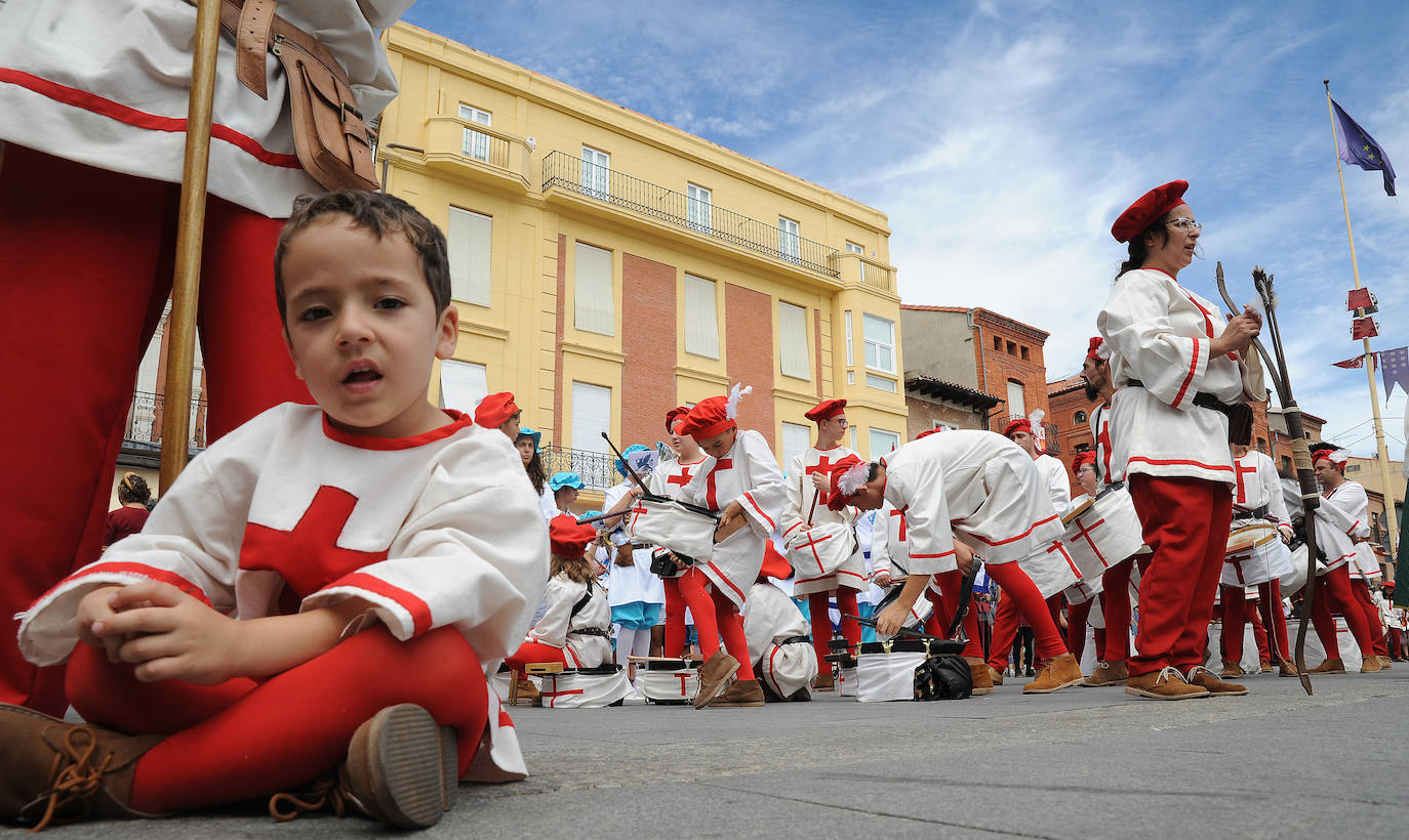 Fotos: Desfile de la reina Isabel y su hermano Alfonso en la Feria Renacentista de Medina del Campo