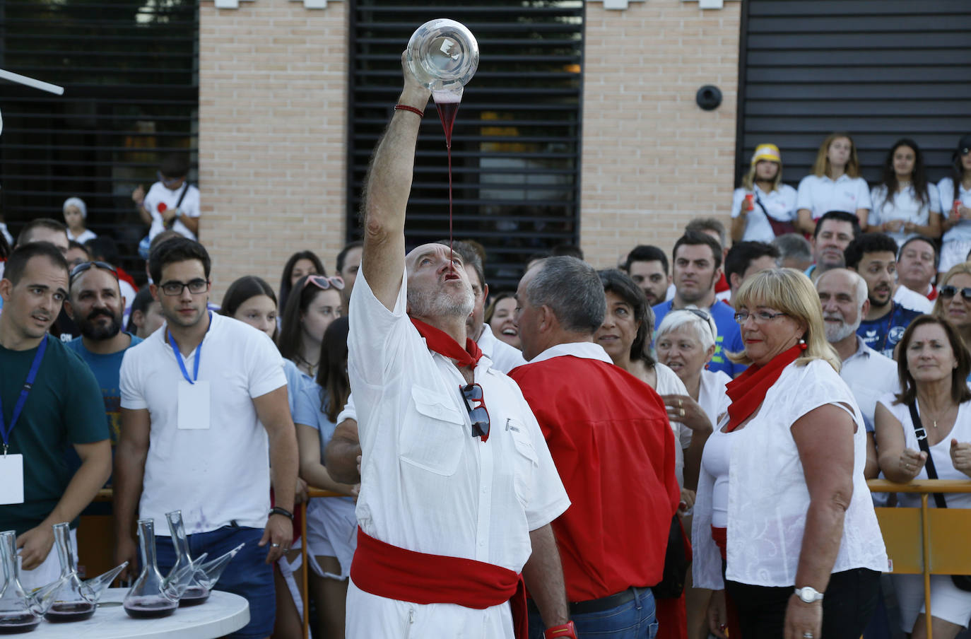 Fotos: Concurso de habilidad con el porrón en Tudela