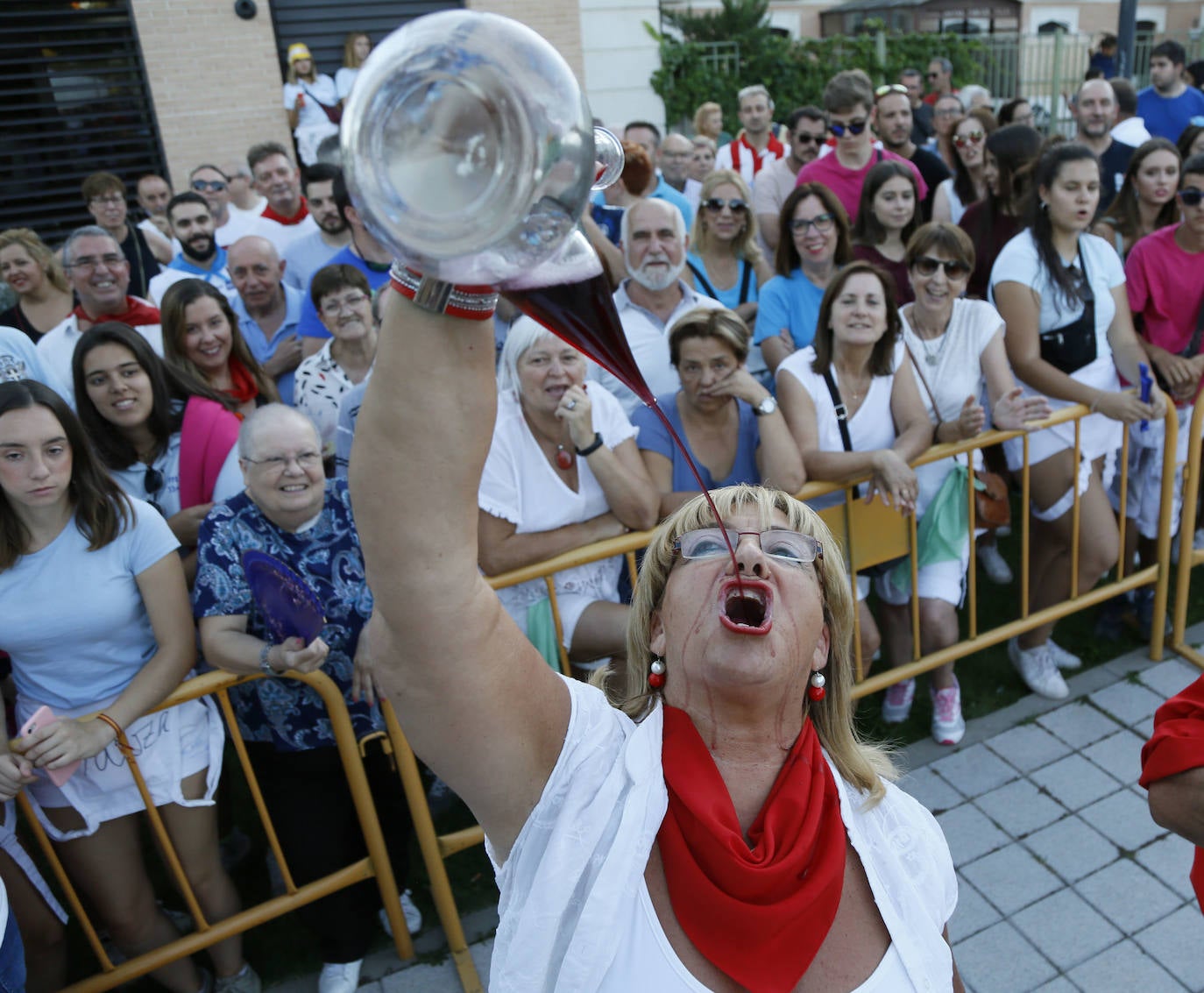 Fotos: Concurso de habilidad con el porrón en Tudela