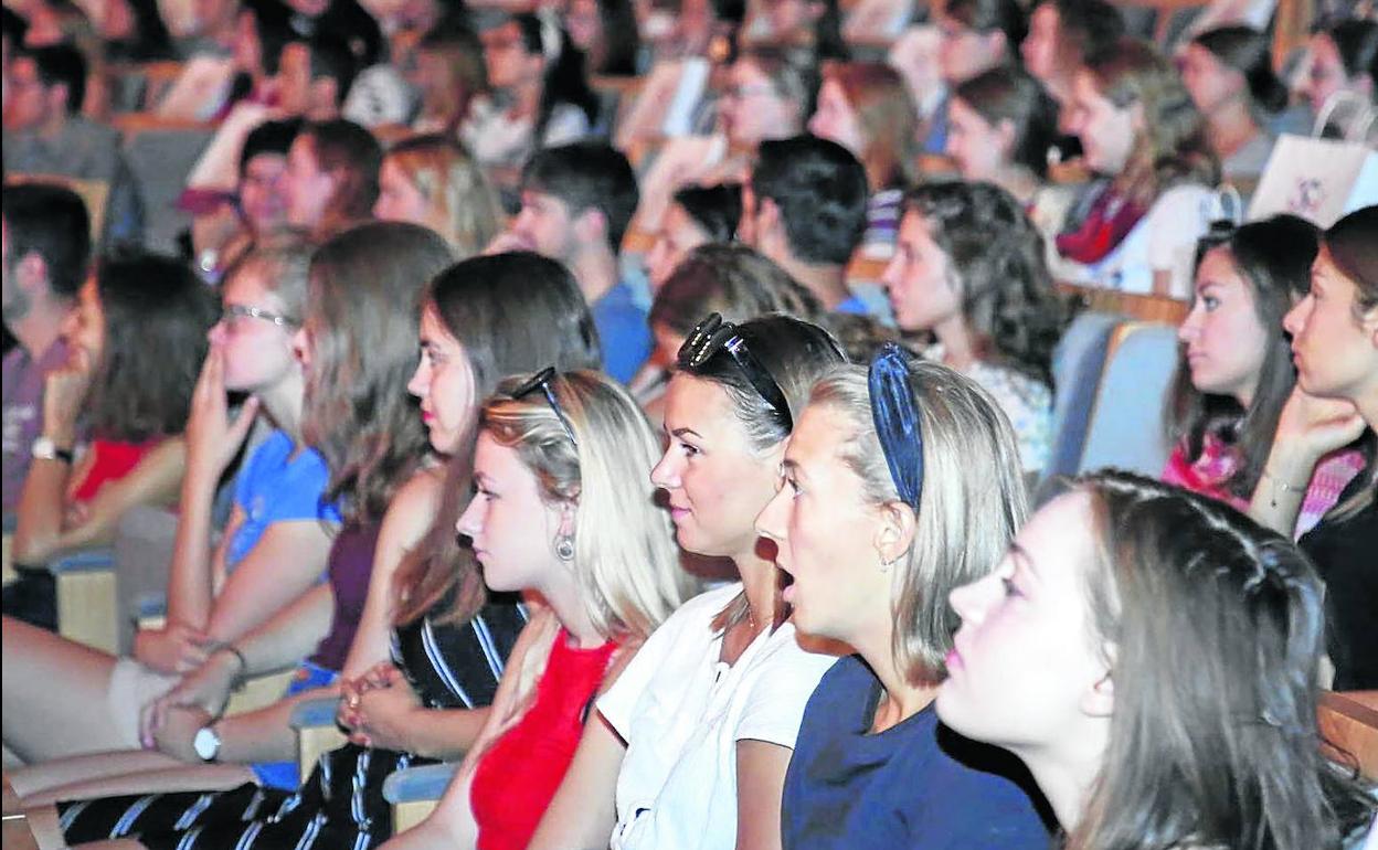 Tradicional acto de bienvenida a comienzos del curso a los estudiantes extranjeros matriculados en la Universidad de Salamanca.