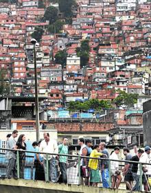 Imagen secundaria 2 - Postales.  Soldados brasileños patrullando por Rocinha. Un niño jugando al balón. Vista de la favela. 