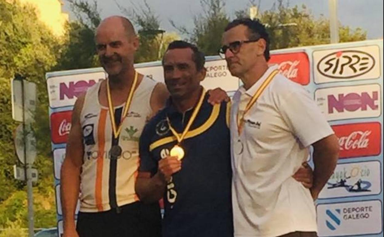 José Mª De Castro, en el centro, posa en el podio con la medalla de oro del Campeonato de España de Maratón. 