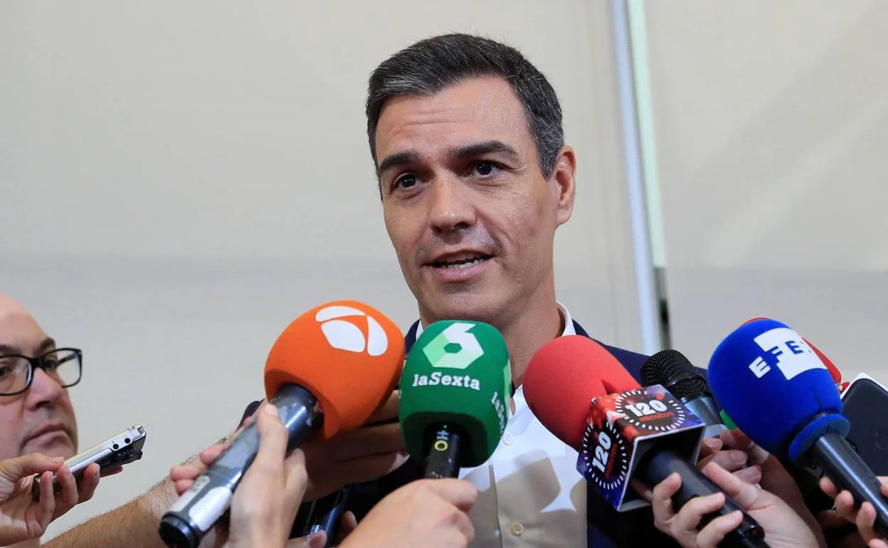 Pedro Sánchez realiza declaraciones antes de su reunión con representantes.