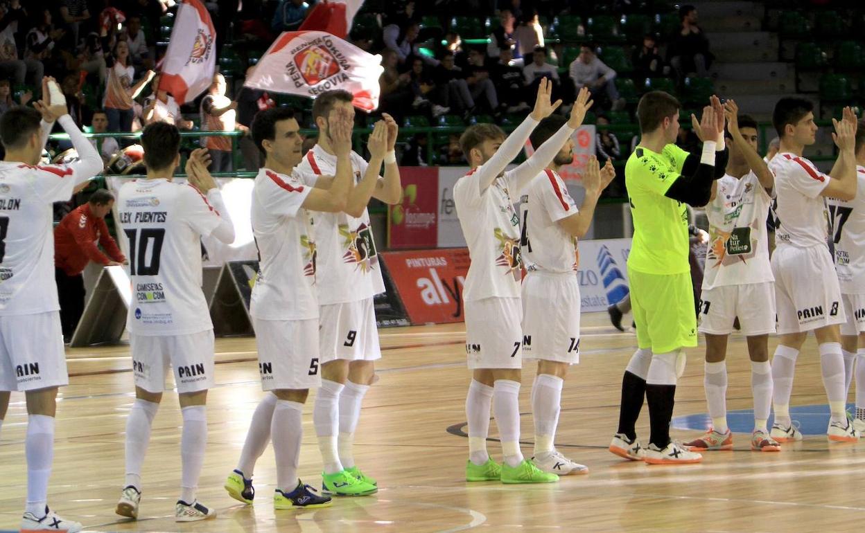 Los jugadores del Segovia Futsal saludan en su último partido en el Pedro Delgado. 