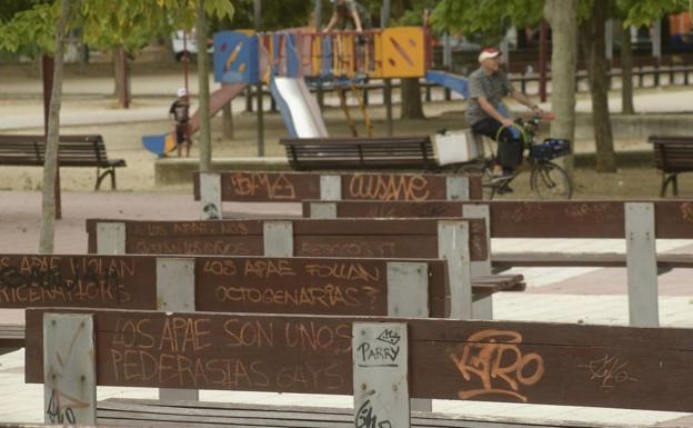 Pintadas en los bancos de Prado de la Magdalena. 