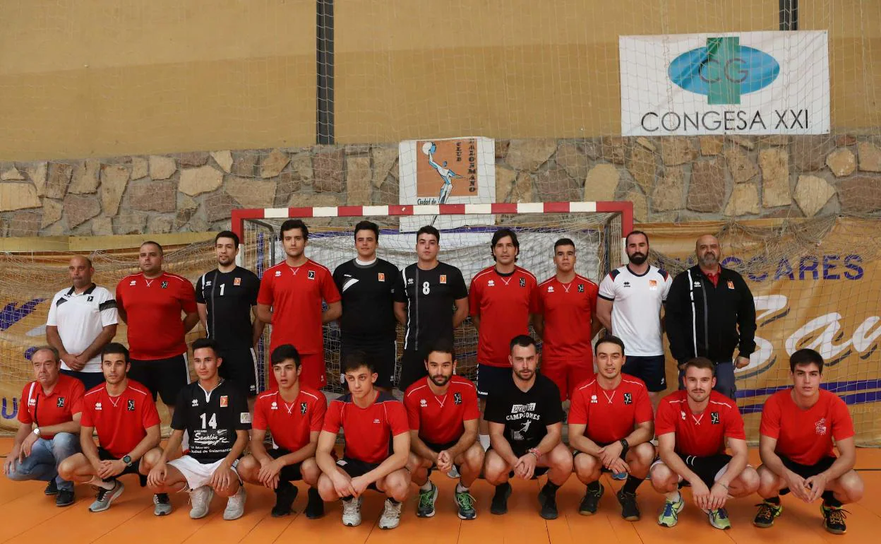 Plantilla del BM Salamanca, con Sergio Mellado, de pie, en el centro, (junto al número 8 de camiseta negra), en el primer entrenamiento.