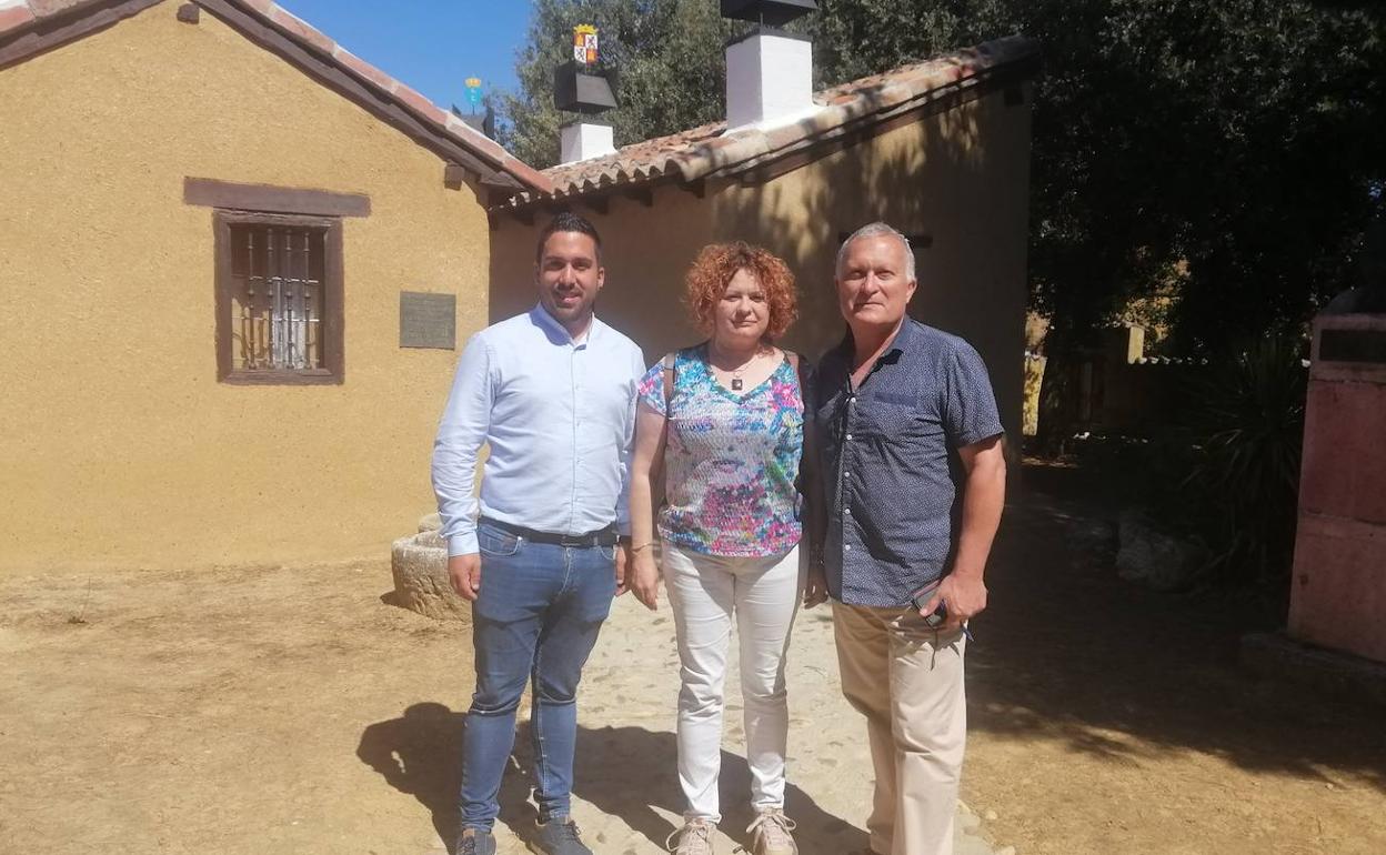 El delegado de Turismo, la alcaldesa de Cervatos y el periodista, durante su visita. 