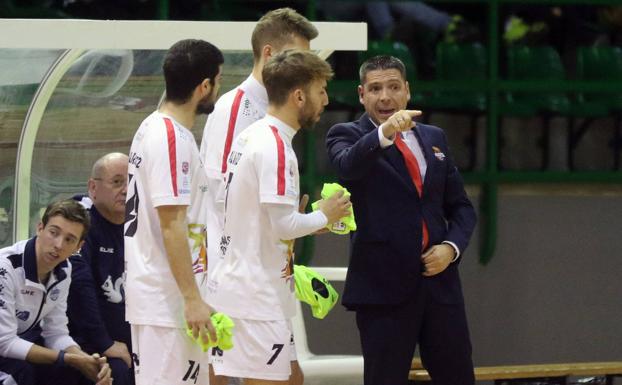 Diego Gacimartín da instrucciones en un partido de la temporada pasada. 