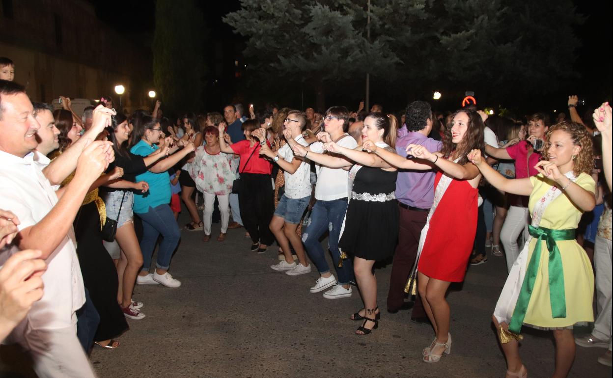 La corregidora (de rojo) y sus damas, durante el baile de la jota. 