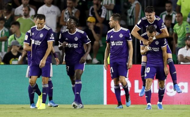 Los jugadores del Real Valladolid celebran el gol de la victoria ante el Betis. 