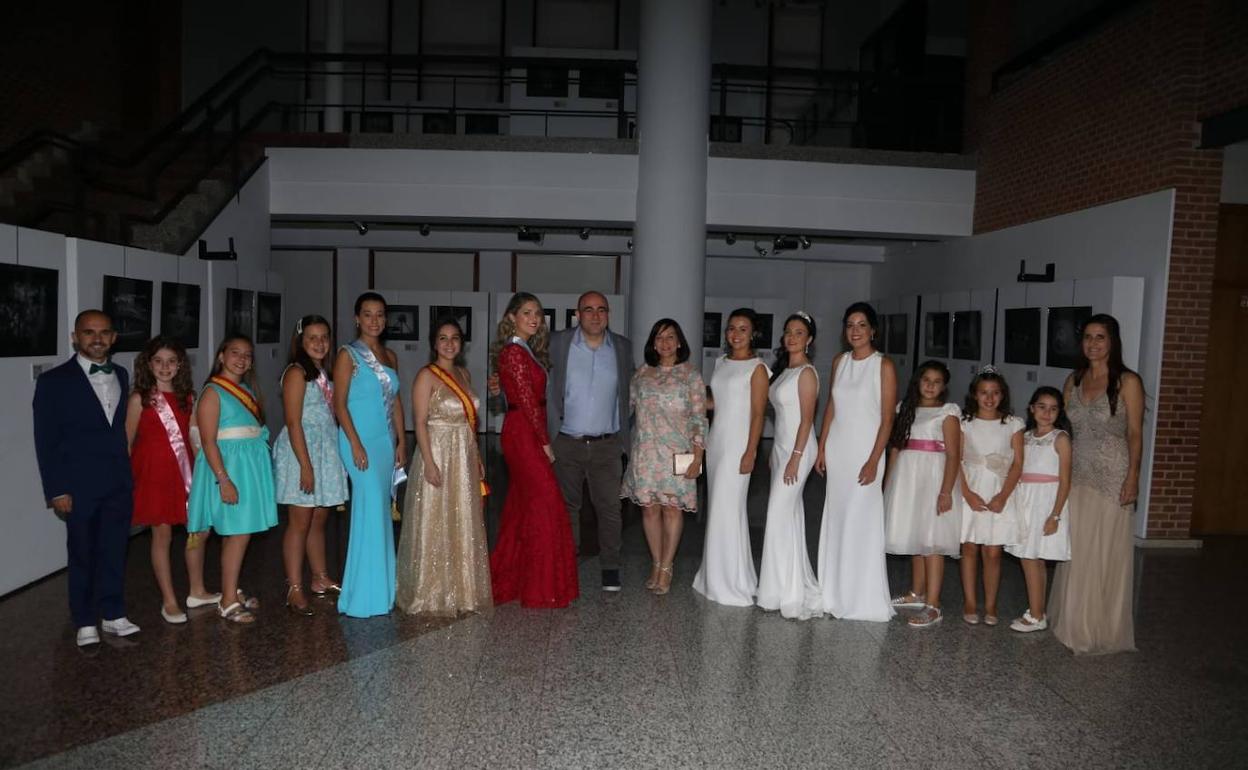 Las cortes de honor de 2018 y 2019 junto al pregonero, la alcaldesa y los presentadores de la gala.