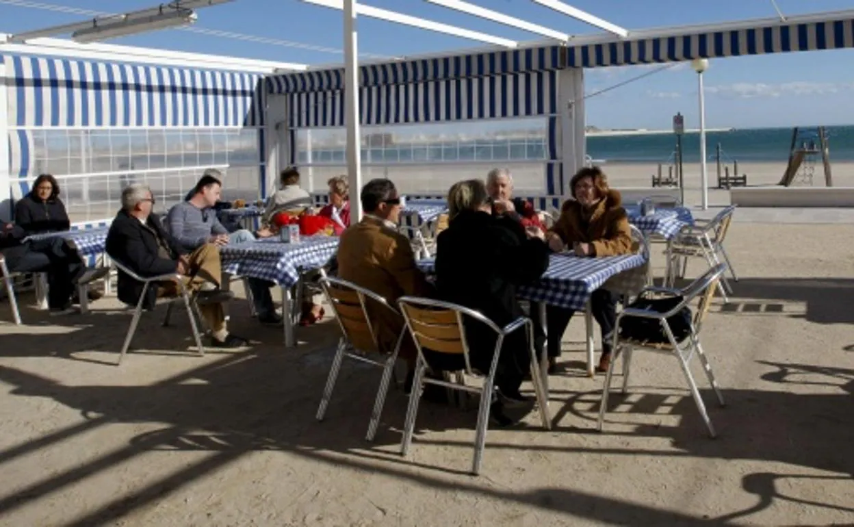Varias familias en un chiringuito de la playa de Valencia.