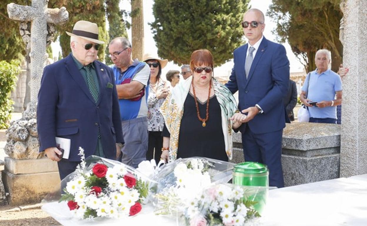 La familia del poeta leonés Leopoldo María Panero, entierra sus cenizas en el cementerio de Astorga. 