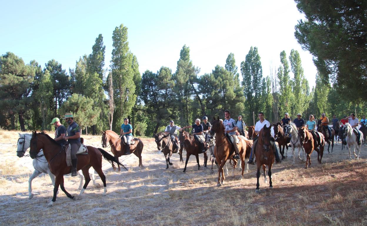 El grupo de caballistas en un tramo del recorrido del encierro. 