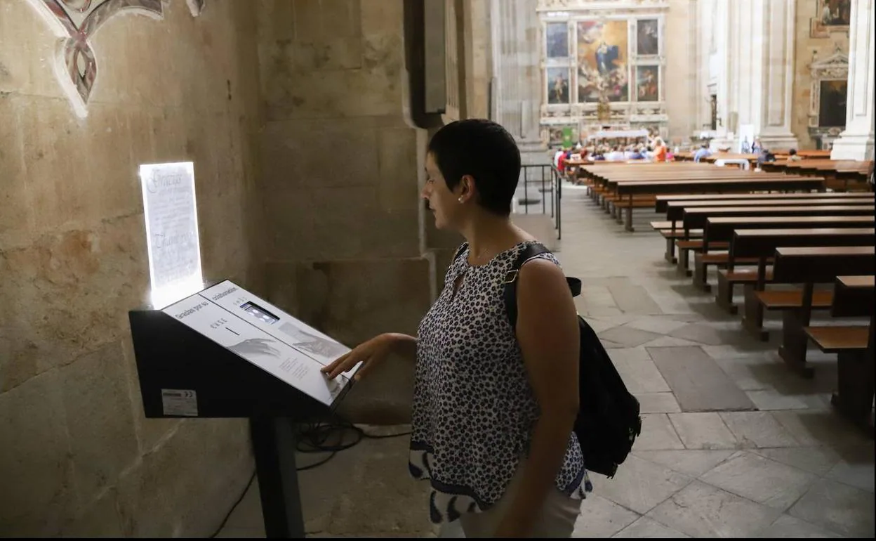 Una mujer utiliza el atril digital instalado en la iglesia de la Purísima para hacer su donativo. 