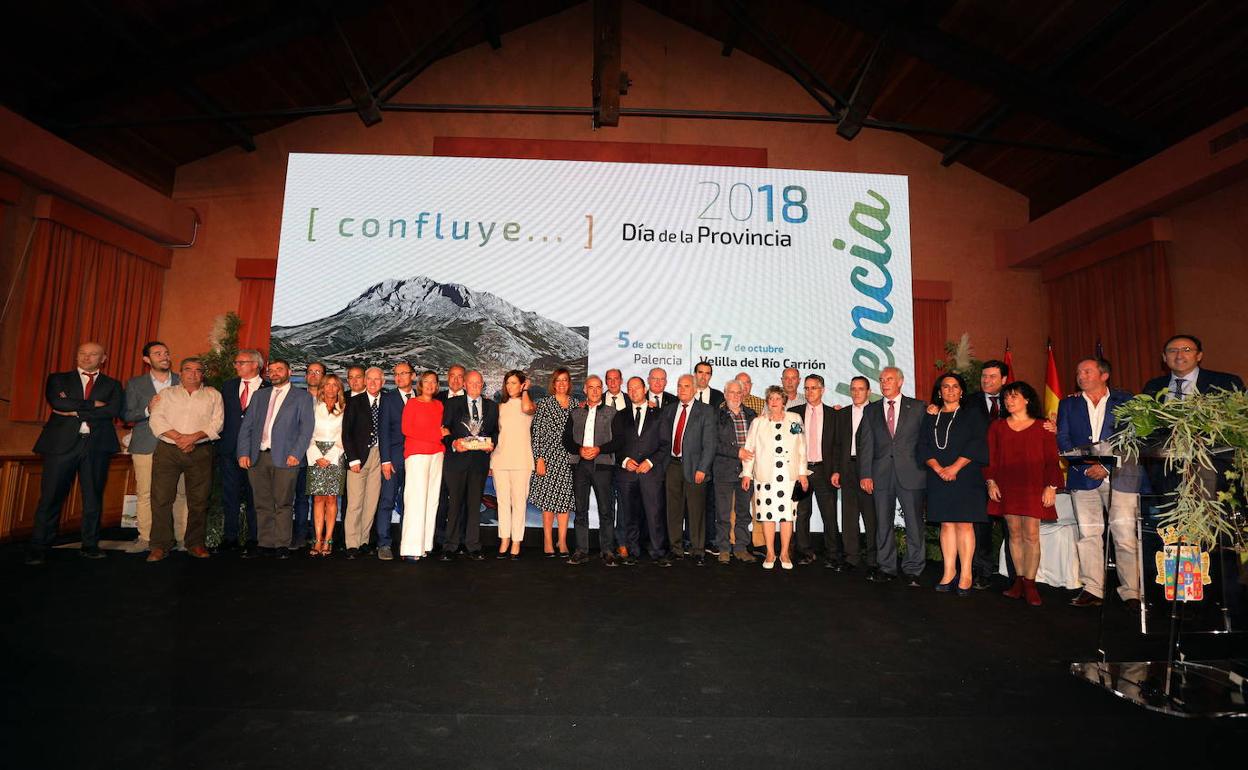 Los alcaldes homenajeados con los representantes institucionales el pasado año. 