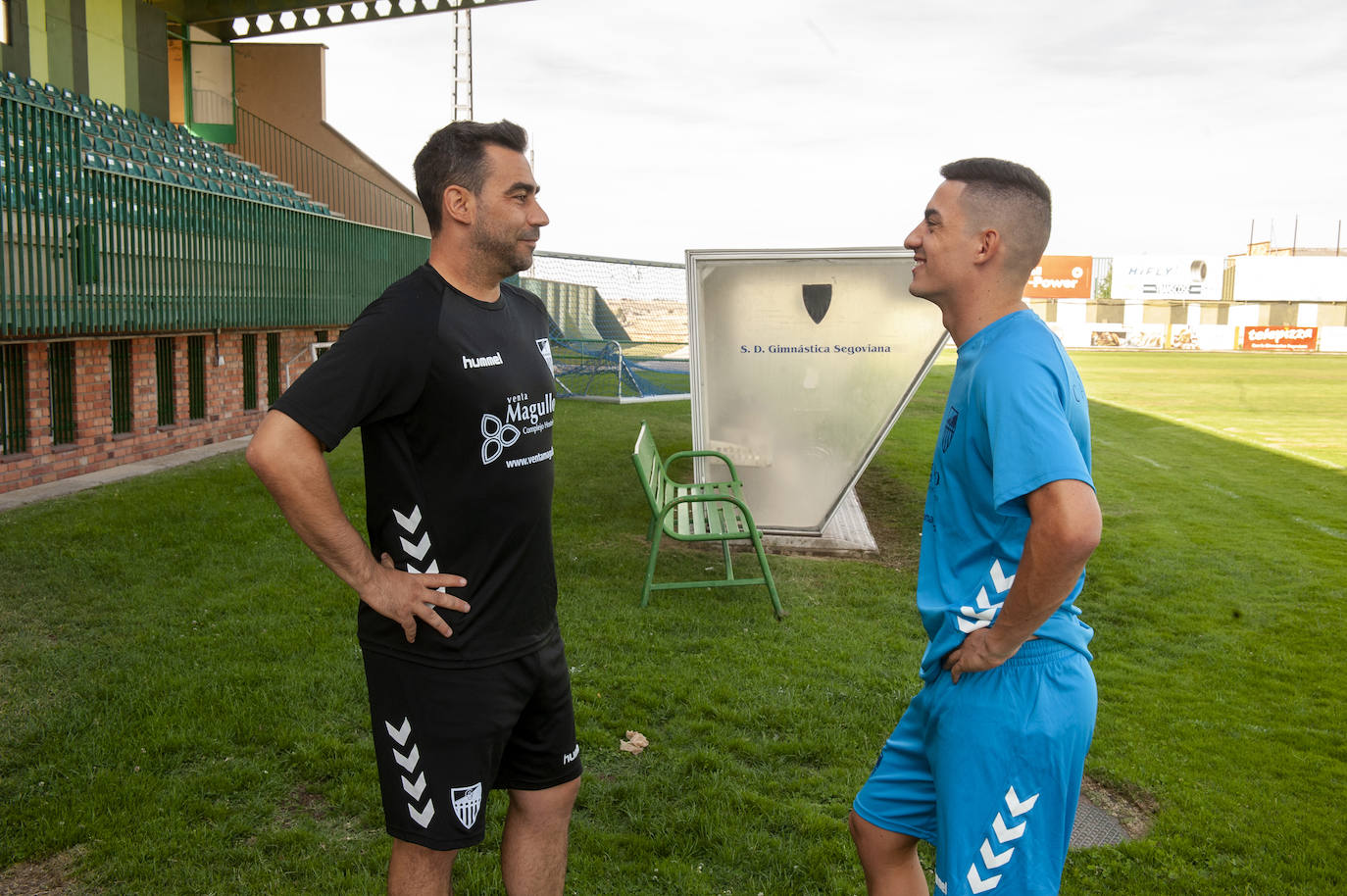 Manu González e Ivi dialogan antes de la sesión de entrenamiento de este jueves.