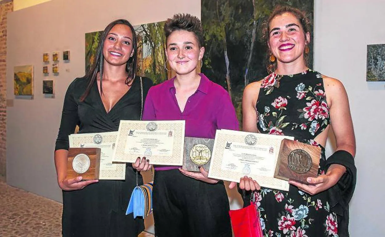 Irene Anguita, medalla de oro de esta edición, flanqueda por Elia Estevez y María Garres. 