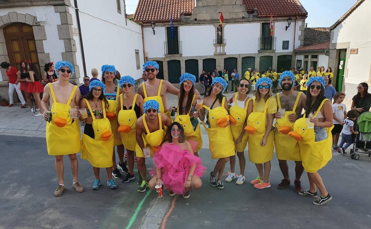 Todas las peñas trataron de llevar el traje más original y llamativo durante el desfile.