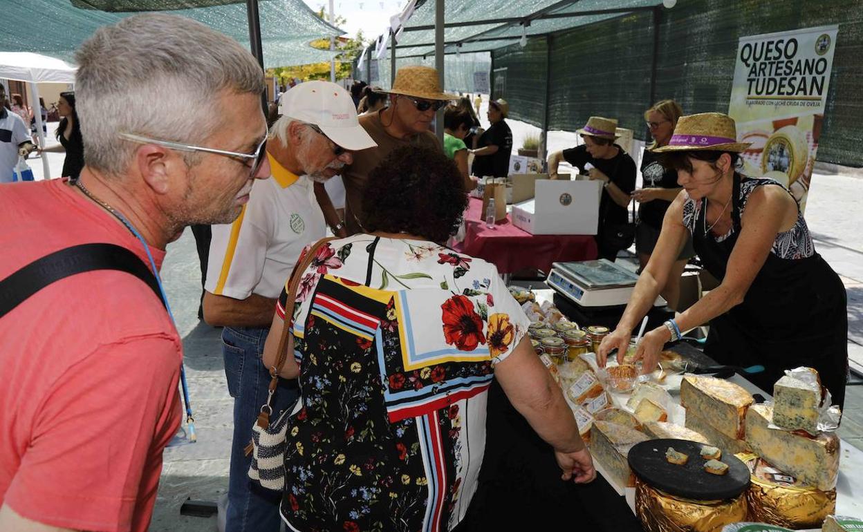 Uno de los puestos de la Feria del Queso de Sardón de Duero. 