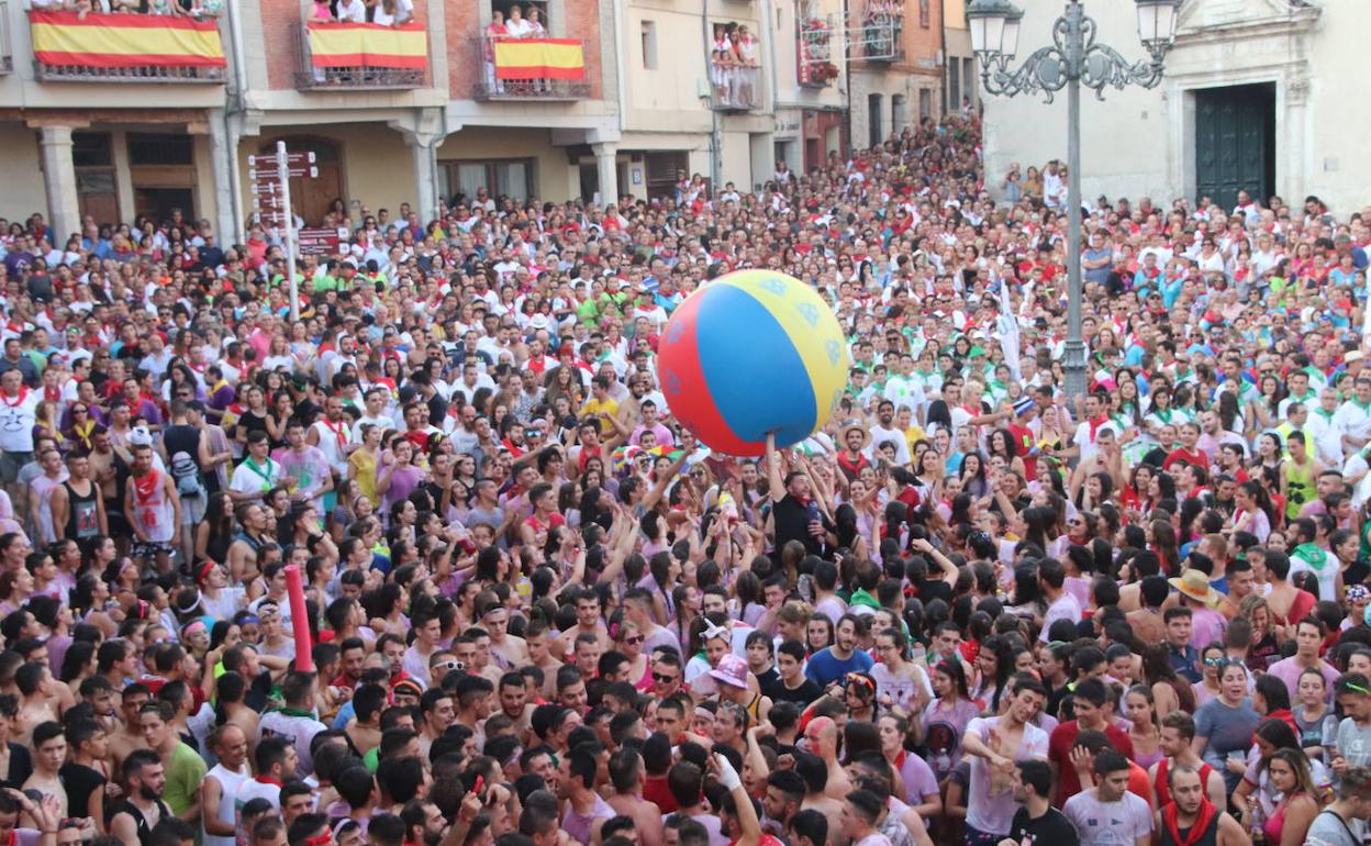 Los jóvenes cuellaranos juegan con un balón gigante instantes antes del pregón. 