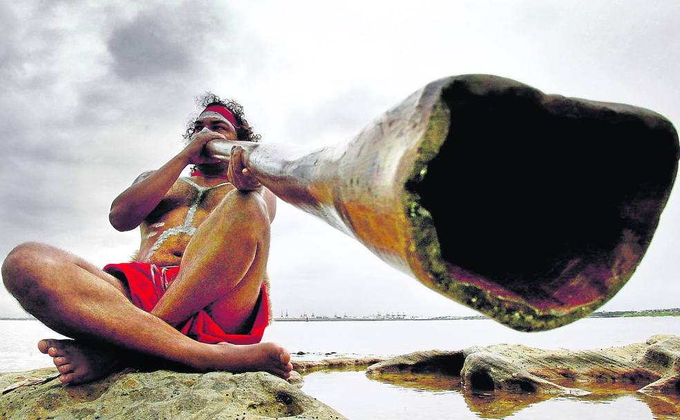 Un australiano aborigen toca el didgeridoo, un milenario instrumento de viento que emite un sonido hipnótico.