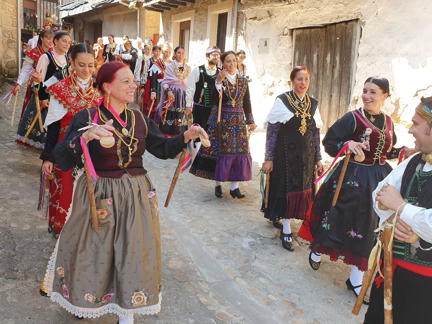 Fotos: Un treintena de danzarines y ramajeras de Cepeda arropan a San Bartolomé en su festividad