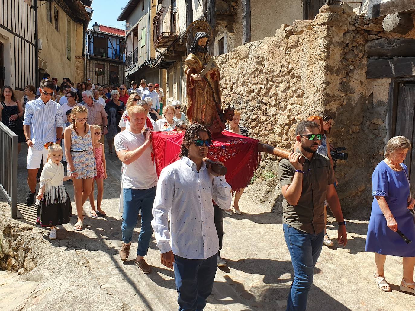 Fotos: Un treintena de danzarines y ramajeras de Cepeda arropan a San Bartolomé en su festividad