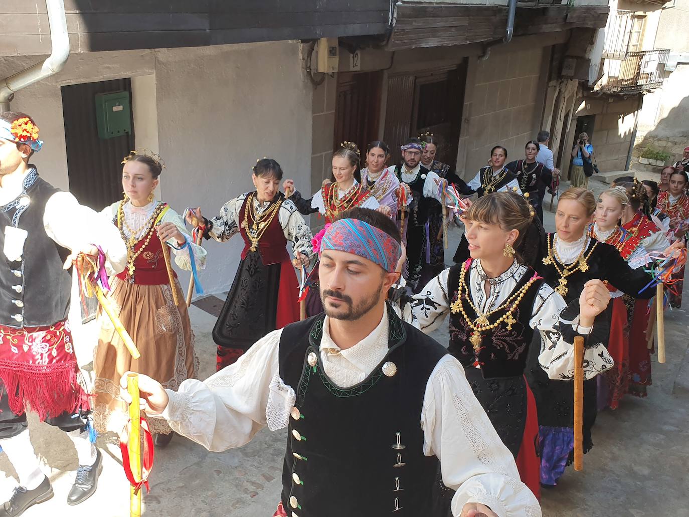 Fotos: Un treintena de danzarines y ramajeras de Cepeda arropan a San Bartolomé en su festividad