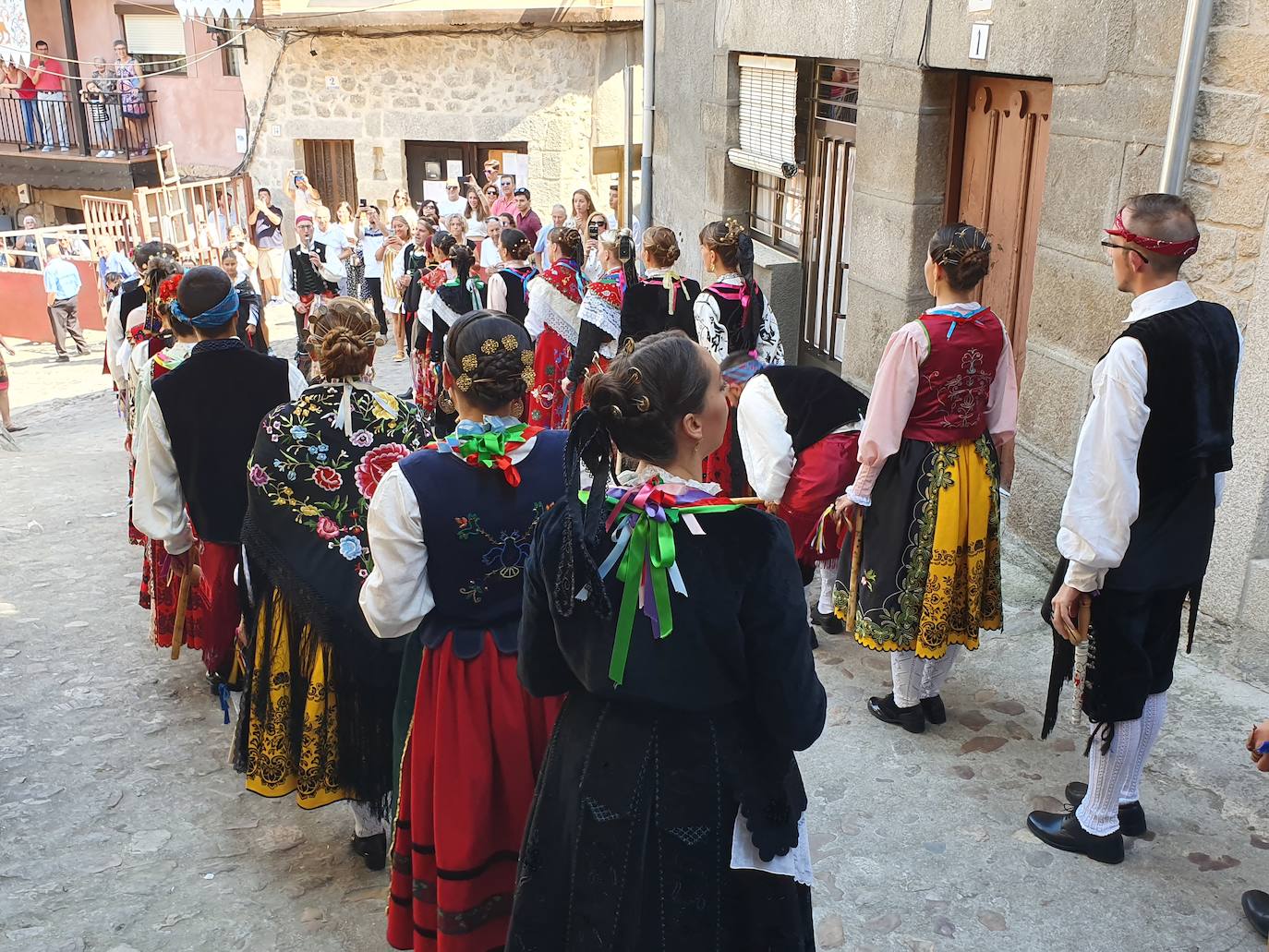 Fotos: Un treintena de danzarines y ramajeras de Cepeda arropan a San Bartolomé en su festividad