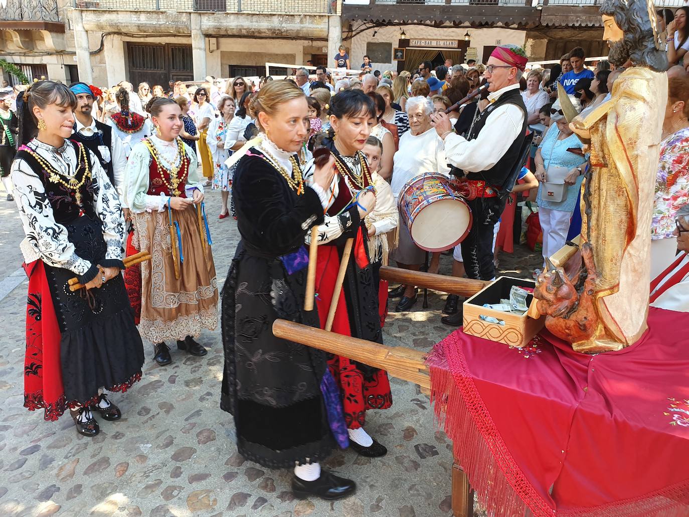 Fotos: Un treintena de danzarines y ramajeras de Cepeda arropan a San Bartolomé en su festividad