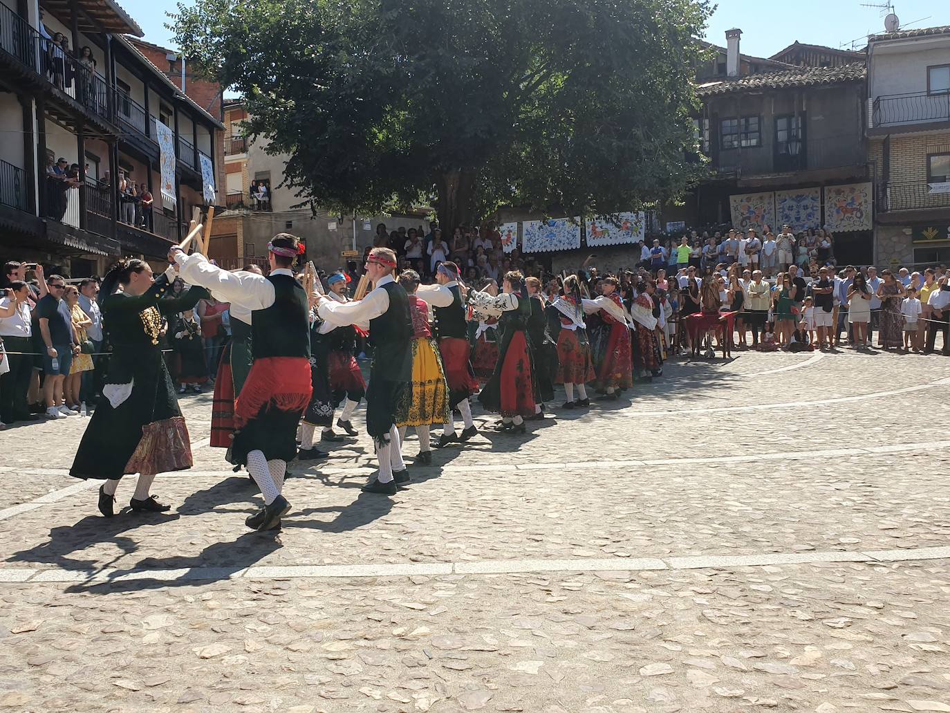 Fotos: Un treintena de danzarines y ramajeras de Cepeda arropan a San Bartolomé en su festividad