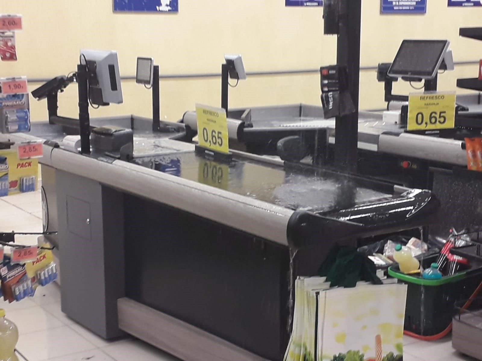 El agua se cuela en el supermercado Mercadona de la Avenida de Salamanca de Valladolid.