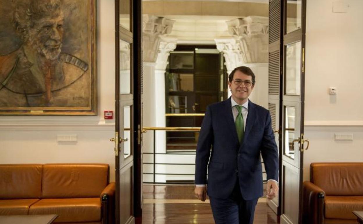 Alfonso Fernández Mañueco, en la instalaciones de la Presidencia de la Junta de Castilla y León.