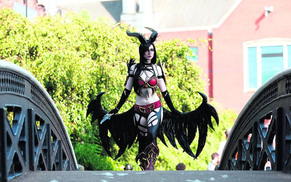 Una competidora de 'cosplay' se exhibe en Birminghan.