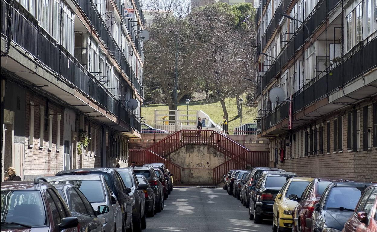 Escaleras en la calle Estornino, donde irá situado uno de los ascensores urbanos de San Isidro. :: 