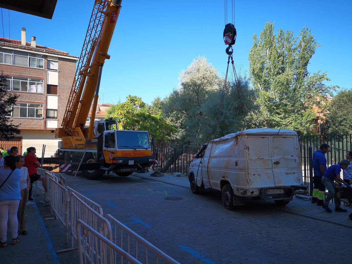 Fotos: Extracción de los vehículos hundidos en el socavón de San Millán