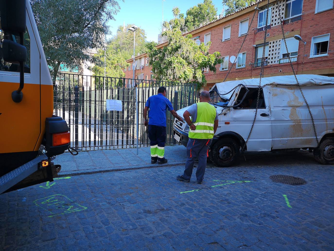 Fotos: Extracción de los vehículos hundidos en el socavón de San Millán