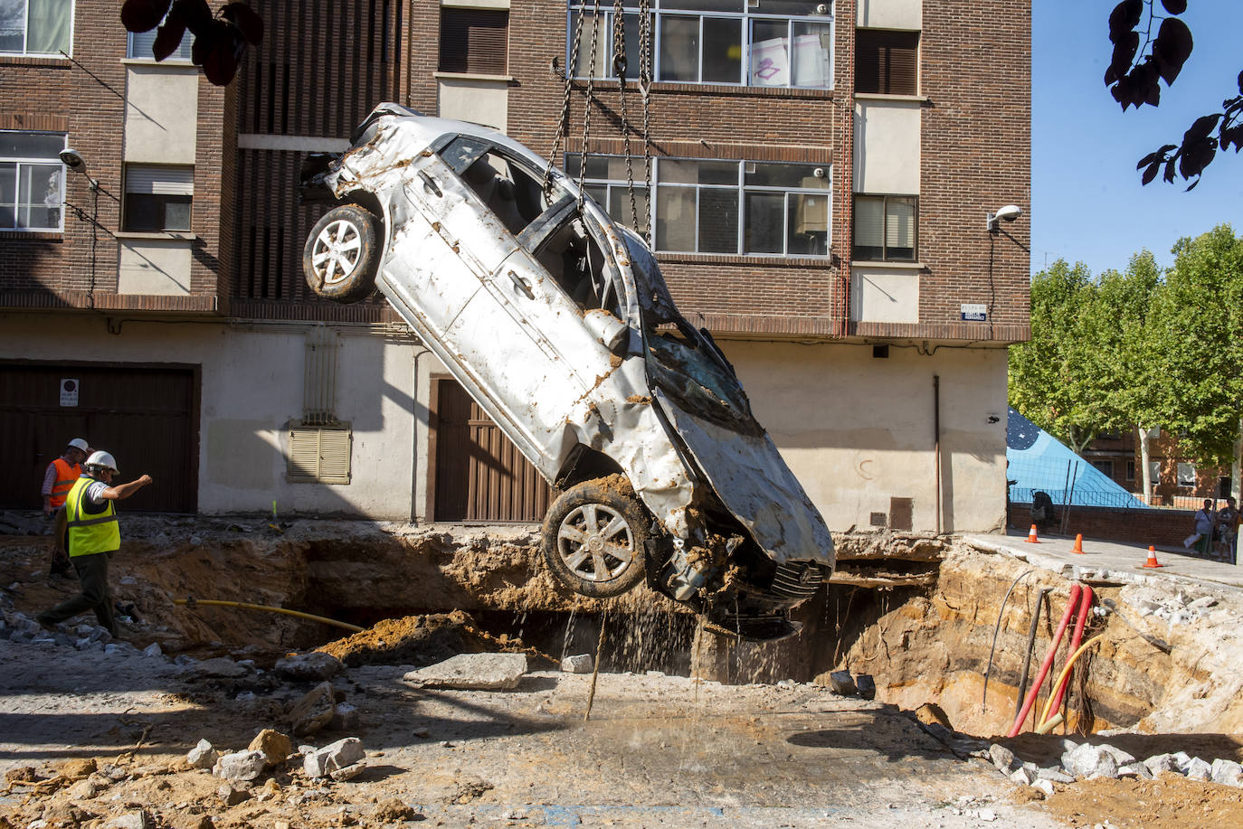 Fotos: Extracción de los vehículos hundidos en el socavón de San Millán